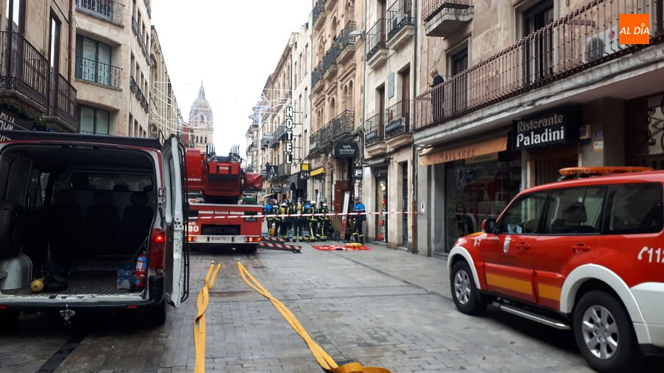El espeso humo aún se puede apreciar en el último piso de un edificio de la calle La Rúa