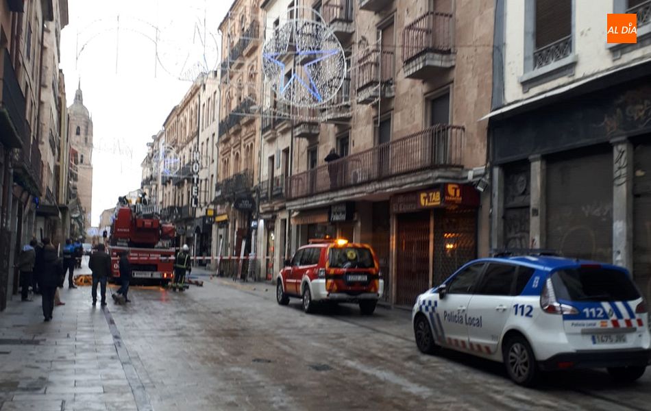 Foto 3 - Los bomberos desalojan varios edificios de La Rúa a causa de un incendio