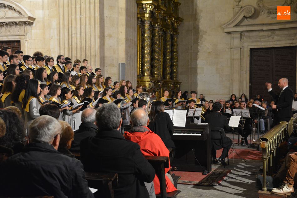 Foto 2 - El Coro Tomás Luis de Victoria brilla en su tradicional Concierto de Navidad