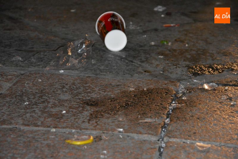 Foto 4 - Suciedad y desperdicios por las calles: la otra cara del Fin de Año Universitario