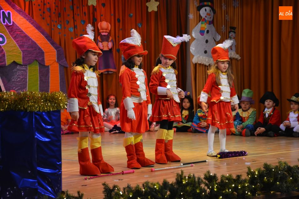 Foto 5 - El Festival de Navidad transforma el salón de actos del colegio San Juan Bosco en El Gran Circo