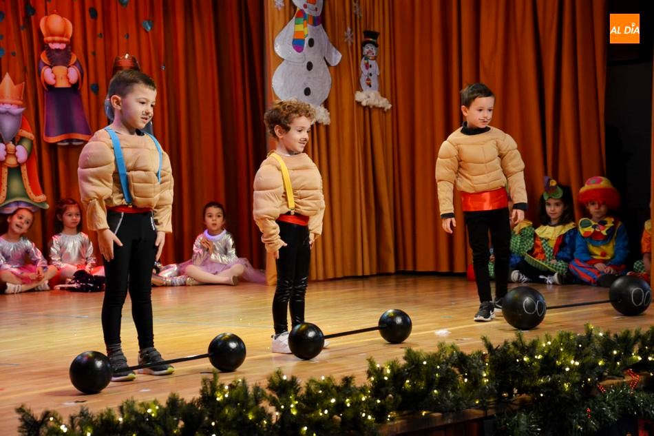 Foto 4 - El Festival de Navidad transforma el salón de actos del colegio San Juan Bosco en El Gran Circo