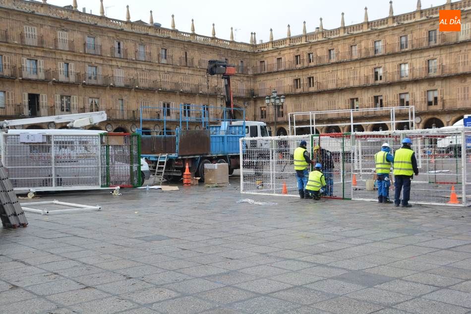 Foto 3 - Comienza el montaje del regalo en forma de cubo que adornará la Plaza Mayor