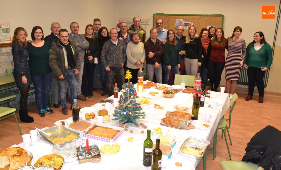 Foto 2 - La Escuela de Idiomas festeja la llegada de la Navidad con una comida-merienda  