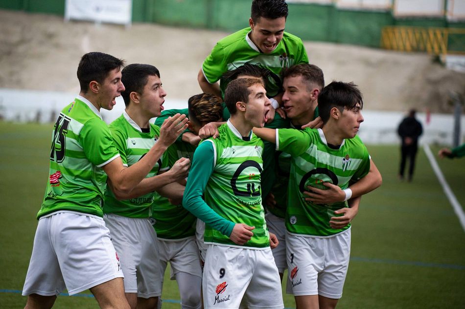 Los jugadores del Guijuelo Juvenil festejan un gol en el Mario Emilio ante el Béjar Industrial. Fotos: Facebook Escuela CD Guijuelo