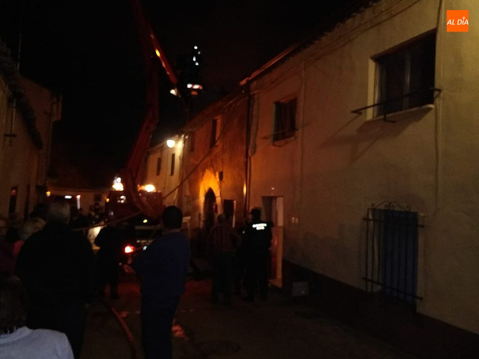 Foto 6 - Bomberos de Lumbrales y Ciudad Rodrigo controlan un incendio en una vivienda en San Felices de los...