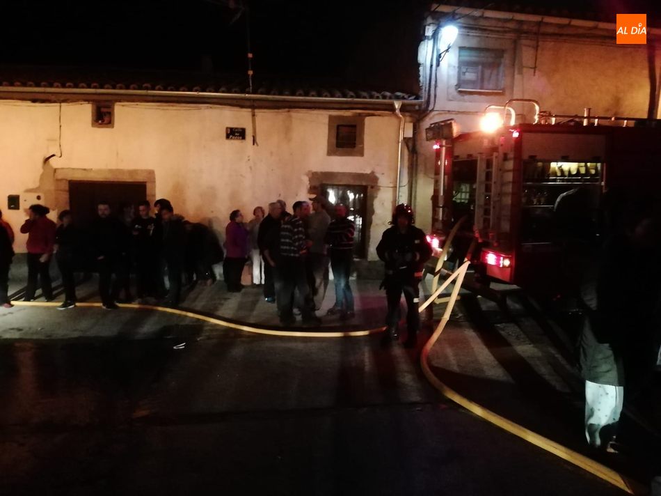Foto 3 - Bomberos de Lumbrales y Ciudad Rodrigo controlan un incendio en una vivienda en San Felices de los...