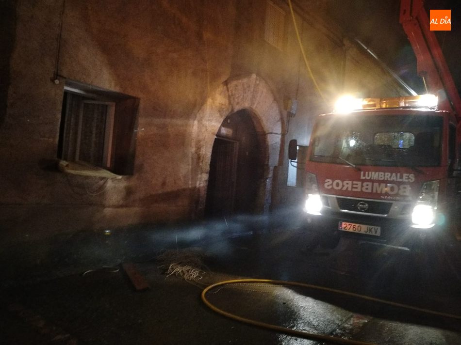 Foto 2 - Bomberos de Lumbrales y Ciudad Rodrigo controlan un incendio en una vivienda en San Felices de los...