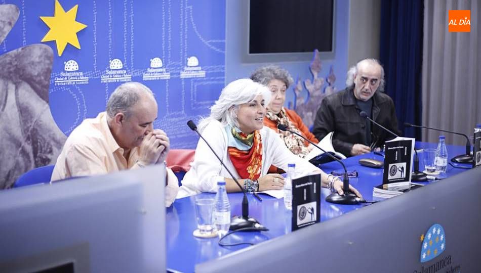 Montserrat Villar González, presidenta de la Asociación Cultural PentaDrama, en el centro, en un acto anterior