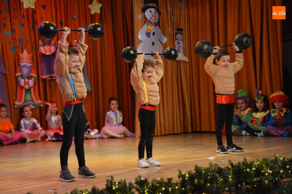 Foto 2 - El Festival de Navidad transforma el salón de actos del colegio San Juan Bosco en El Gran Circo