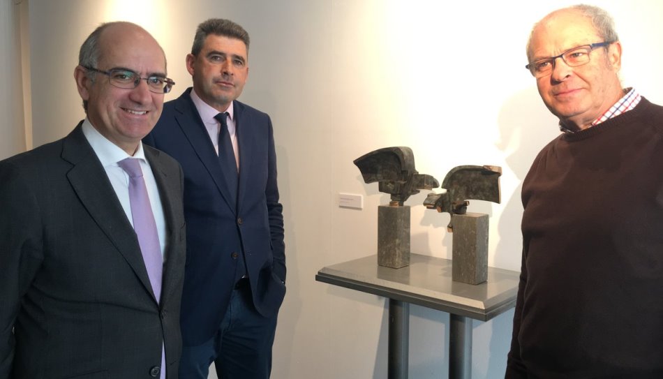 Javier Iglesias, presidente de la Diputación, junto al diputado de Cultura, Julián Barrera, y el escultor Ignacio Villar