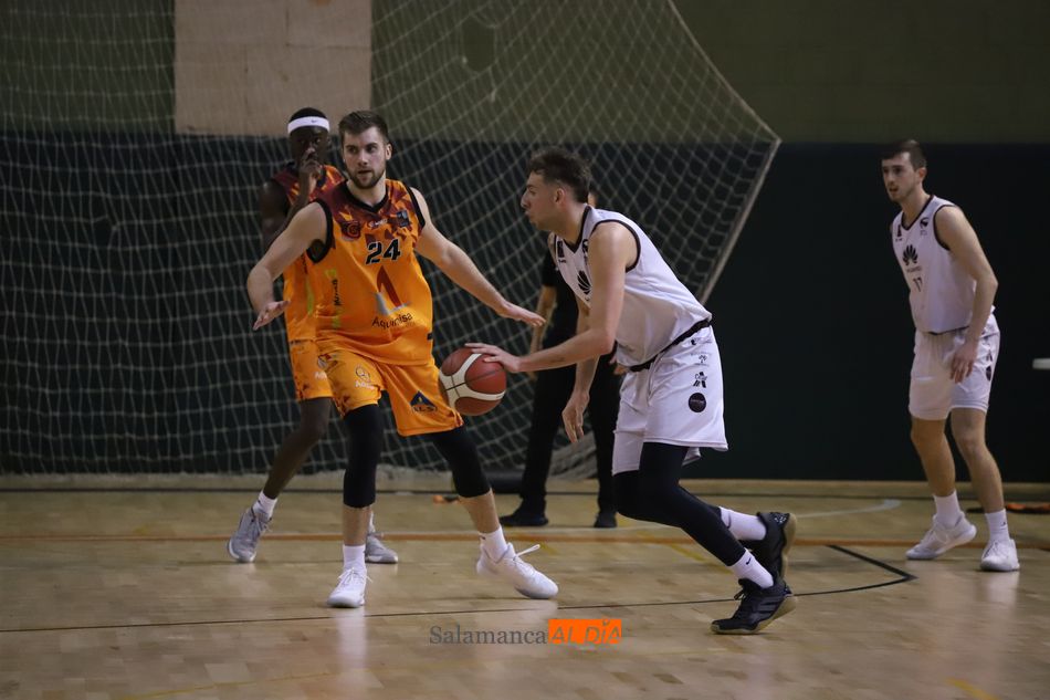 Foto 4 - El Aquimisa Carbajosa sabe sufrir y logra frente al Zentro Basket Madrid su segundo triunfo...