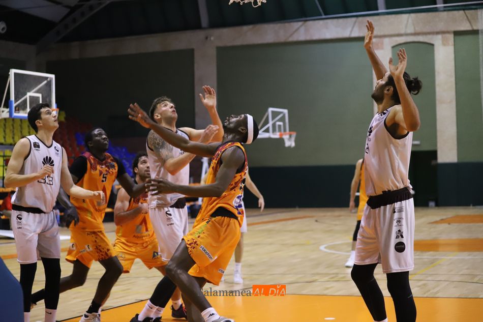 Foto 3 - El Aquimisa Carbajosa sabe sufrir y logra frente al Zentro Basket Madrid su segundo triunfo...
