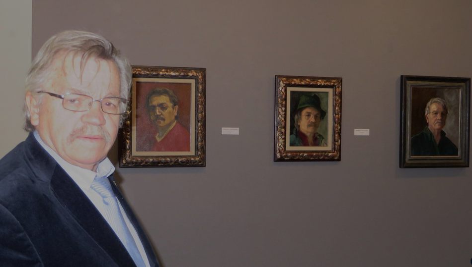 José Carralero con varios de sus autorretratos / REP. GRÁFICO: JACQUELINE ALENCAR