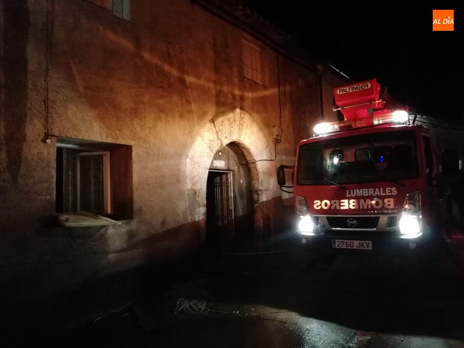 Foto 5 - Bomberos de Lumbrales y Ciudad Rodrigo controlan un incendio en una vivienda en San Felices de los...
