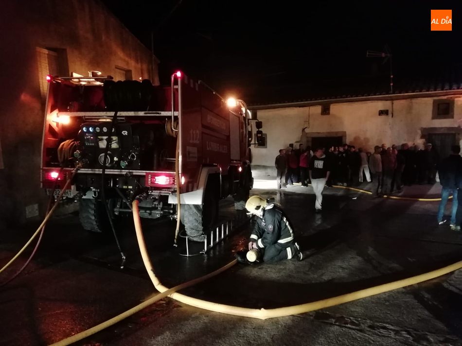 Foto 4 - Bomberos de Lumbrales y Ciudad Rodrigo controlan un incendio en una vivienda en San Felices de los...