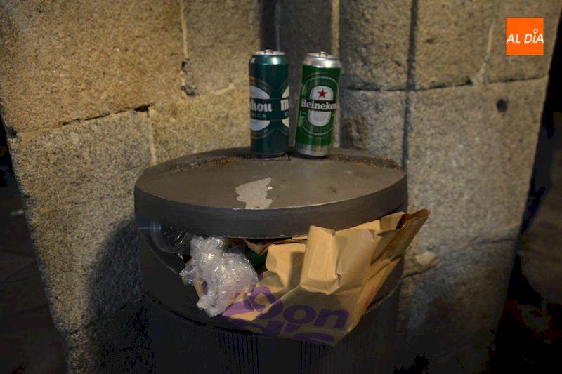 Foto 3 - Suciedad y desperdicios por las calles: la otra cara del Fin de Año Universitario