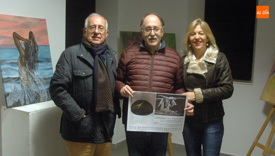 El autor de la muestra, Joaquín Sánchez (centro), junto al alcalde, Germán Vicente, y María Teresa Marcos / FOTOS: SILVESTRE