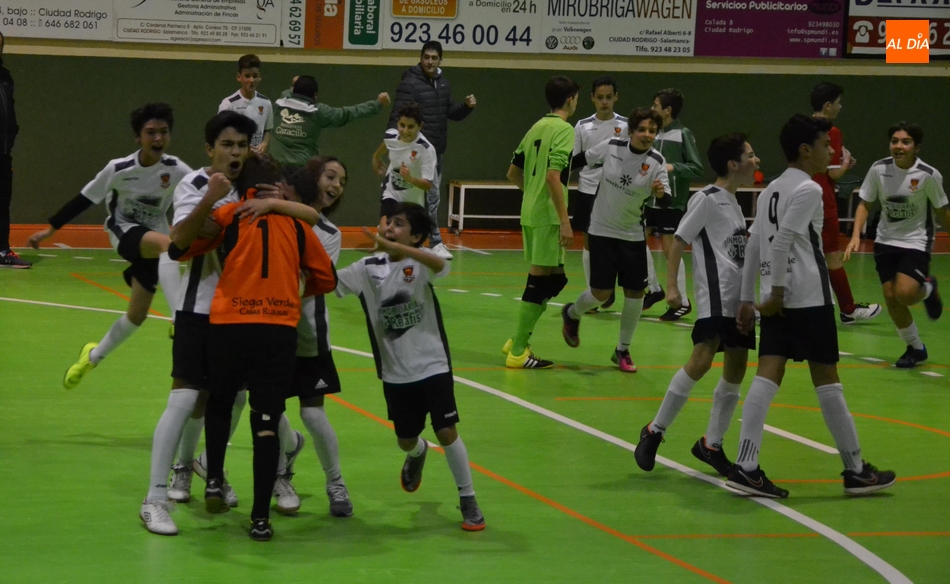 El Infantil del Ciudad Rodrigo celebrando su título logrado en los penaltys