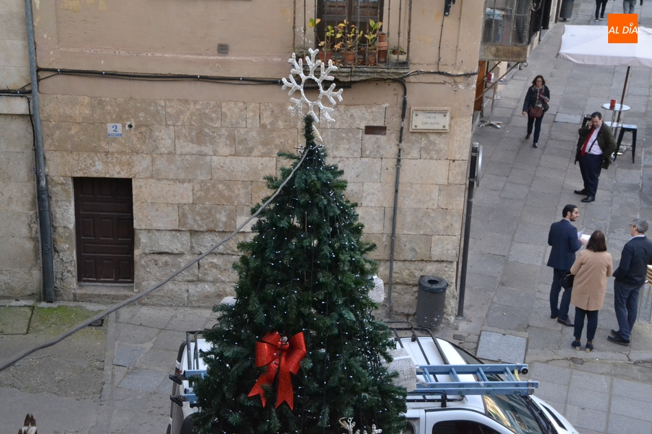 Foto 5 - Colocado el Árbol de Navidad de la Plaza Mayor, que estrena posición  