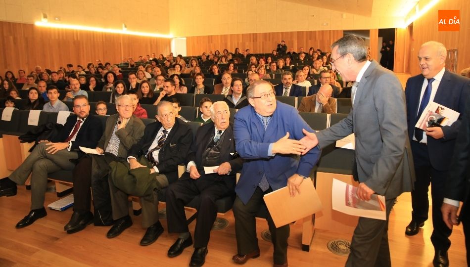 Bienvenido Mena, delegado territorial de la Junta de Castilla y León, a la derecha, al inicio de este acto. Foto de Alberto Martín