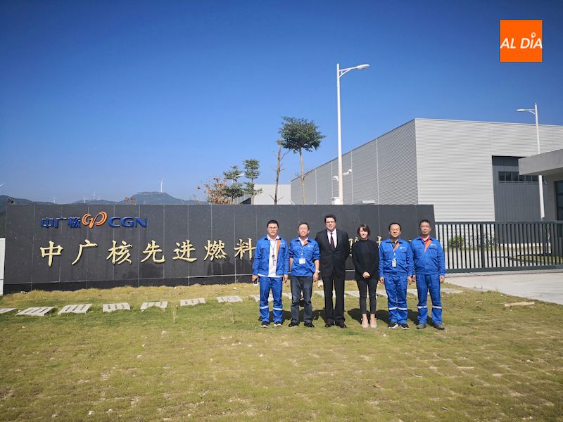 Representantes de ENUSA en las instalaciones de Yangjiang