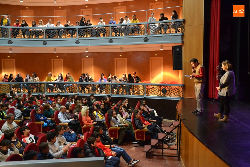 Unos 400 escolares de Secundaria del Oeste de la provincia disfrutan del teatro en Miróbriga  