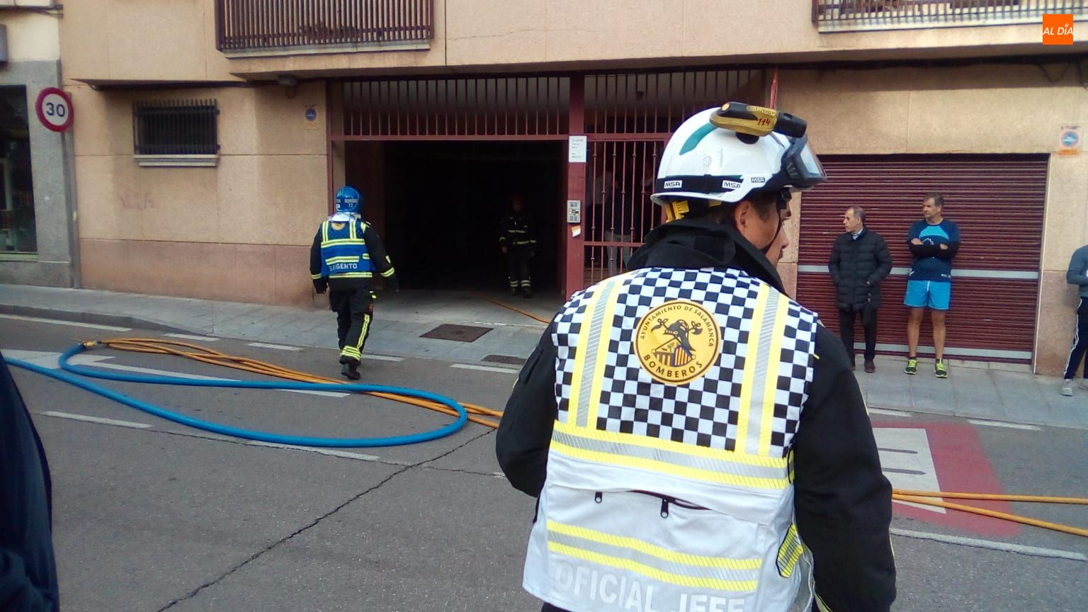 Foto 6 - Tres dotaciones de Bomberos sofocan el incendio en un garaje de Pizarrales