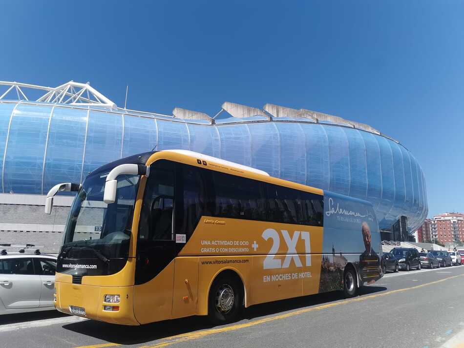 El bus promocional de la campaña '2x1, Salamanca te regala el doble', en San Sebastián