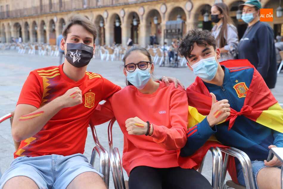 Foto 5 - Los salmantinos animan a La Roja en una jornada de ambiente futbolero en las terrazas    