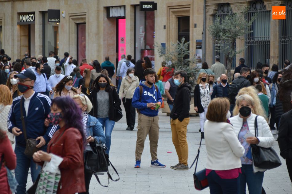 Viandantes en el centro de Salamanca. Foto de archivo