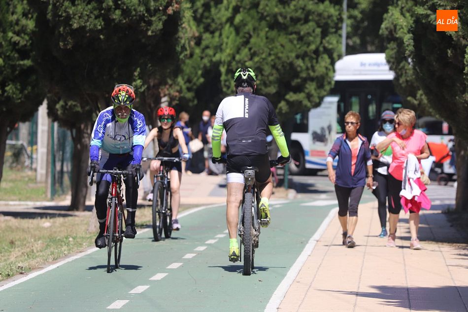 Varios grupos de personas paseando al aire libre y en bici en Salamanca