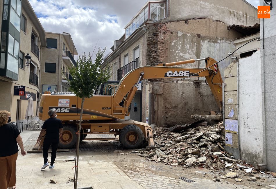 Derribo del edificio en la calle Sánchez Llevot