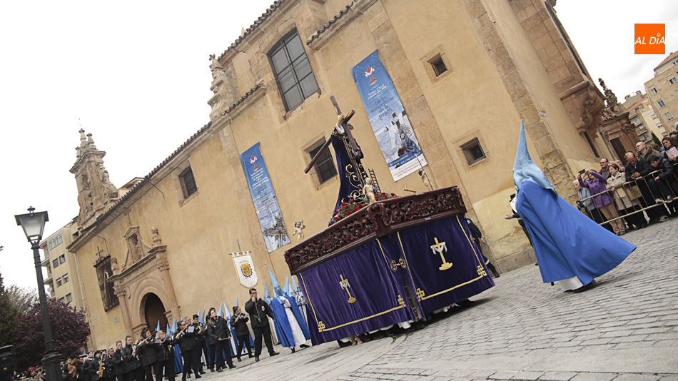 Procesión del Santo Entierro, junto a la capilla de la Vera Cruz en Salamanca