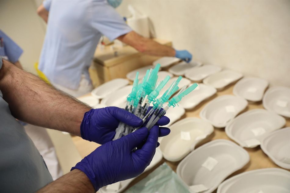Un trabajador sanitario prepara dosis de la vacuna contra la Covid-19. Foto: EP