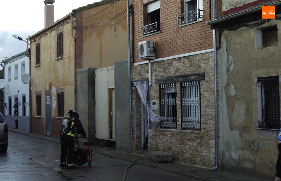 Foto 2 - Un aparato eléctrico causa un incendio en una vivienda del barrio de El Puente  