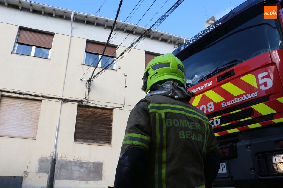 Un bombero vigila el edificio de la calle Sol en Guijuelo tras sofocarse las llamas - KR