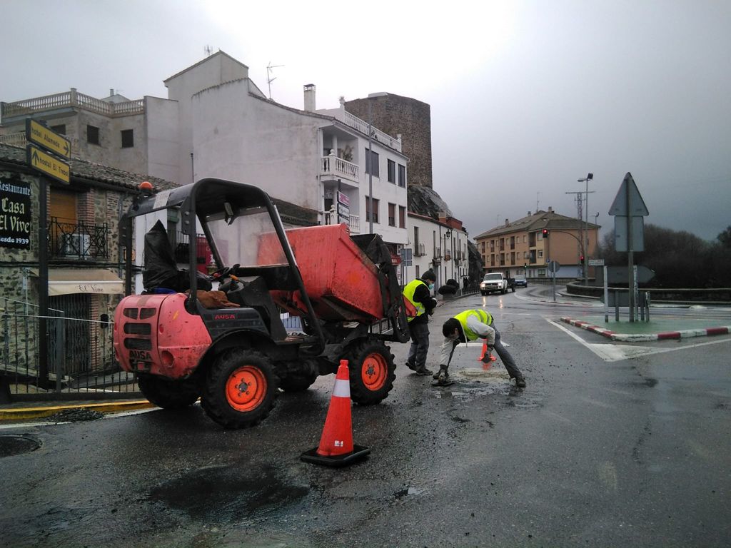 Foto 4 - Obras de reparación de firme y saneamiento en la Puerta del Río  y en la calle Alhóndiga  