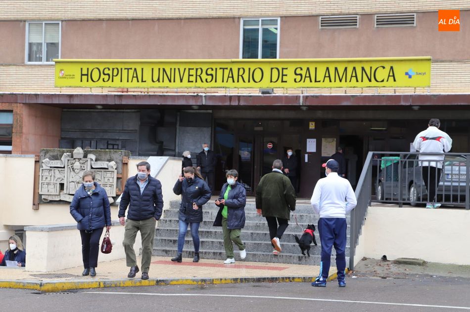 Foto de archivo del acceso principal al Hospital Clínico Universitario
