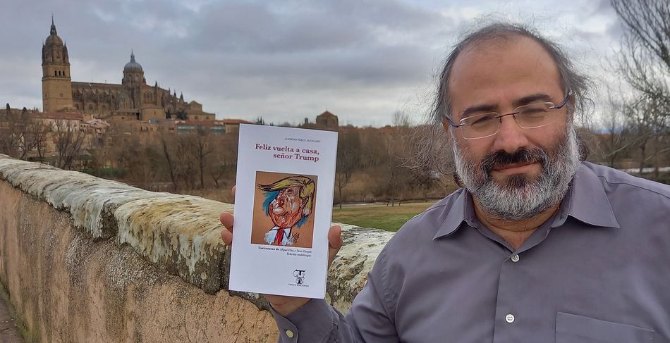 Alfredo Pérez Alencart con su nuevo libro titulado 'Feliz vuelta a casa, señor Trump'