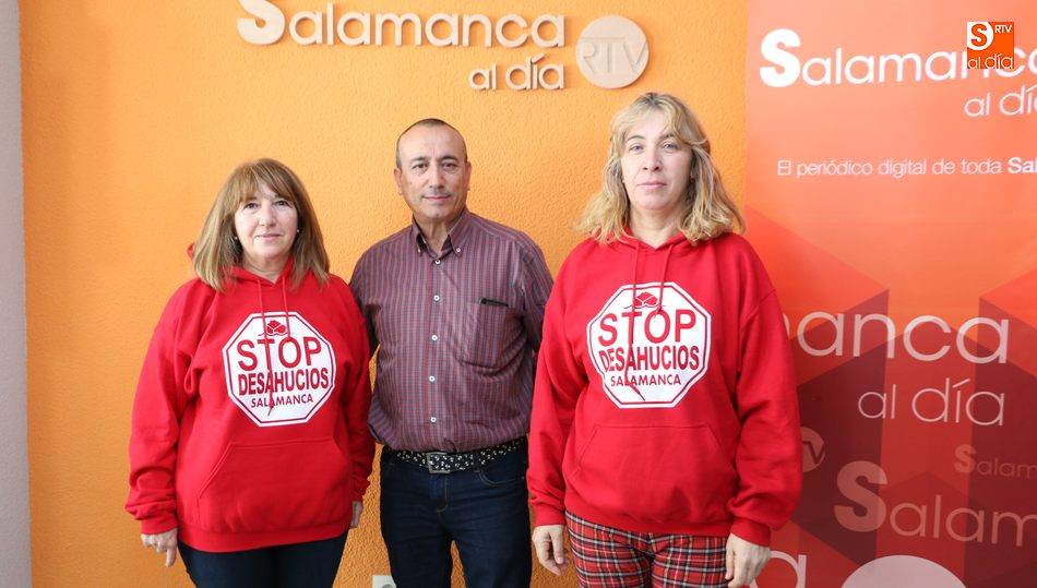 Maribel González, Ana Isabel Pablos y Antonio Zúñiga, de Stop Desahucios Salamanca