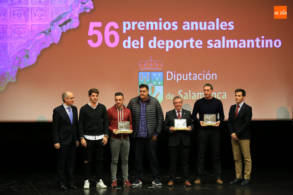 El premio de Álvaro de Arriba fue recogido por su técnico, Juan Carlos Fuentes | Fotos: Alberto Martín