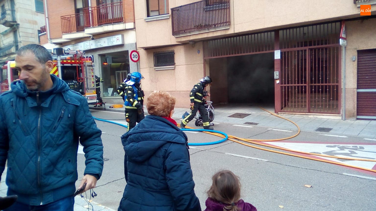 Foto 5 - Tres dotaciones de Bomberos sofocan el incendio en un garaje de Pizarrales