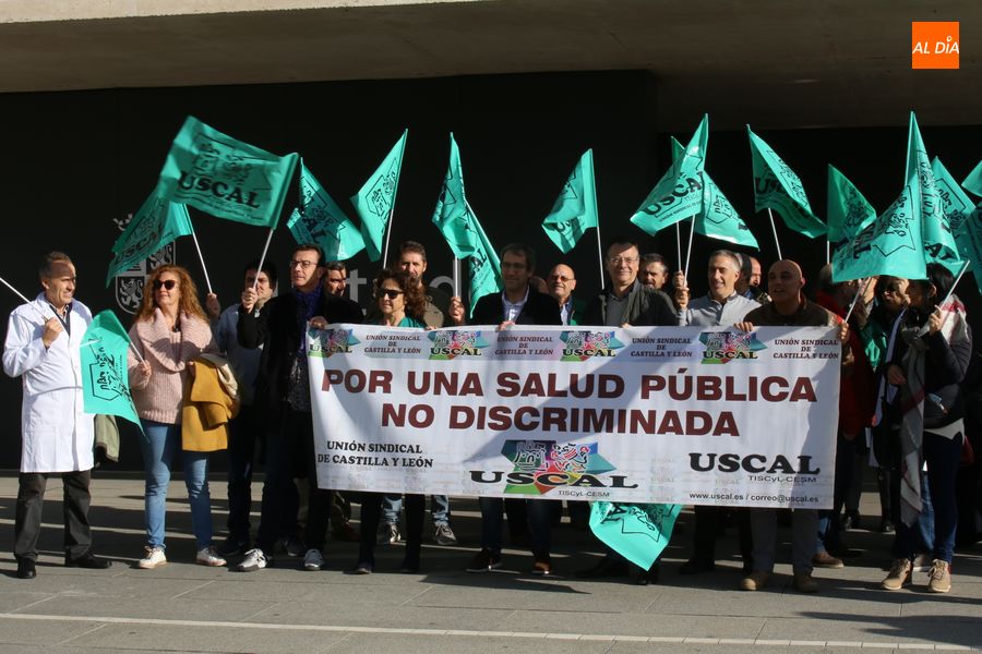 Concentración de los profesionales sanitarios coincidiendo con la jornada de huelga en sus centros de trabajo. Fotos: Alberto Martín