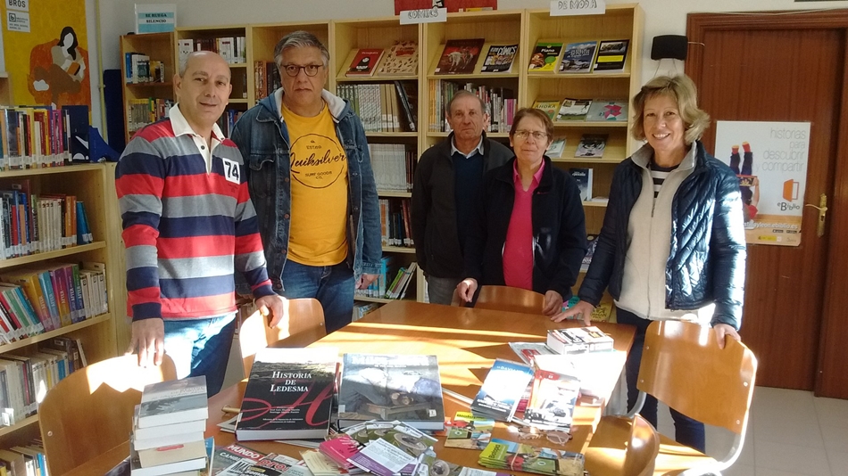Representantes del Comité jumelage Soullans-Ledesma en su visita a la Biblioteca de Ledesma