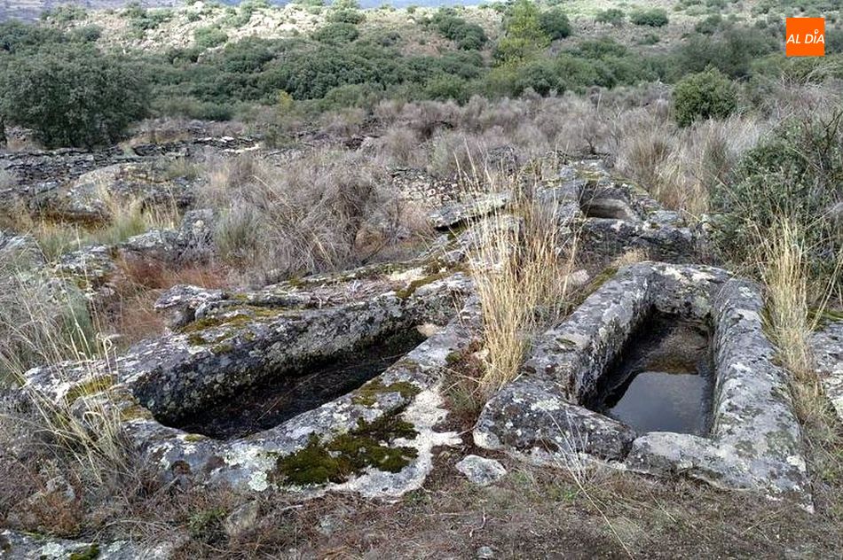 Tumbas de piedra en la necrópolis de La Colmenera en Sobradillo / E.Corredera