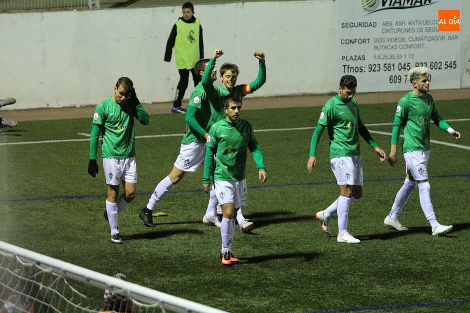 Los jugadores del CD Guijuelo celebran el tercer tanto, marcado por Luque de penalti, que devuelve al equipo a la lucha por la cabeza de la tabla