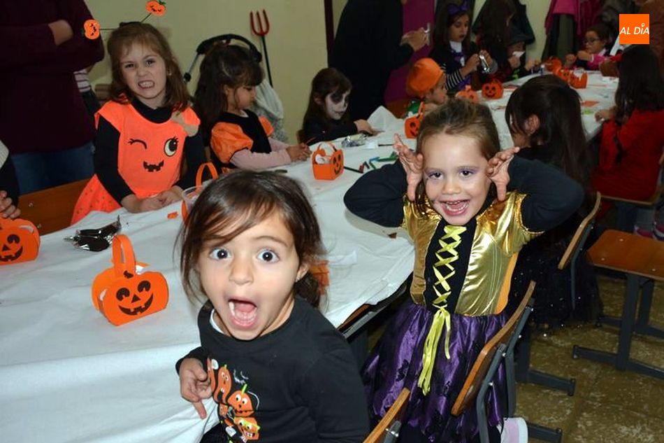 Los niños de Lumbrales se divierten en un taller de Halloween