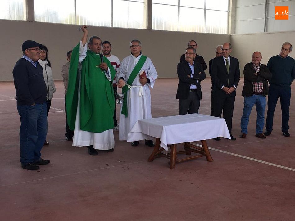 El párroco Blas Rodríguez ofició una misa para bendecir el nuevo pabellón deportivo de Los Santos ante las autoridades