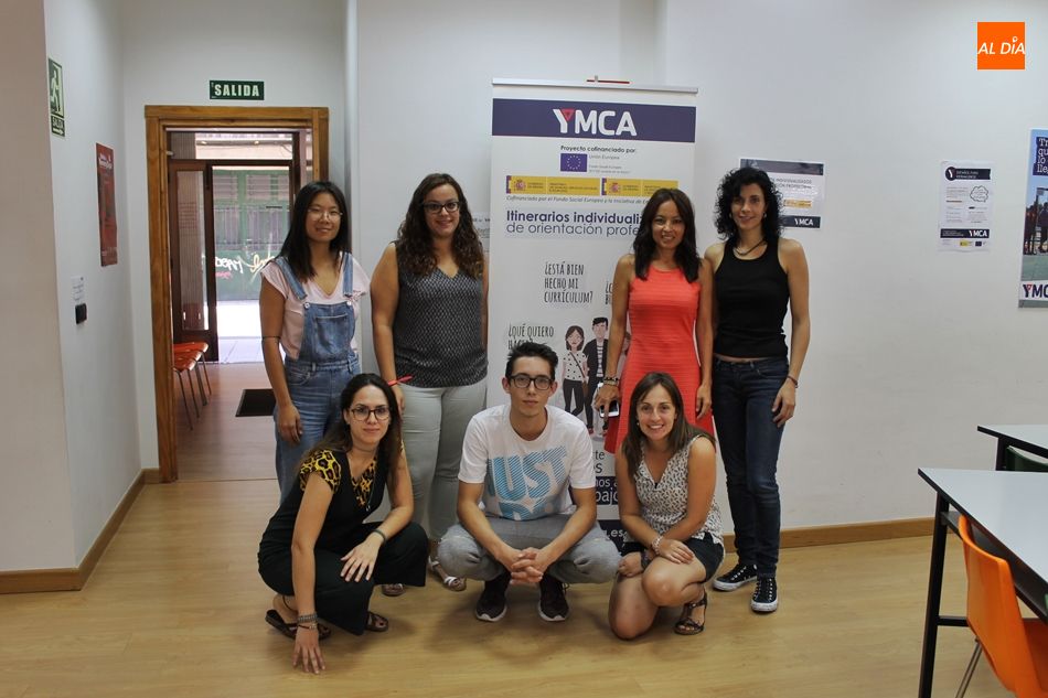 Equipo técnico del área de Empleo de YMCA Salamanca y usuarios del programa POEJ